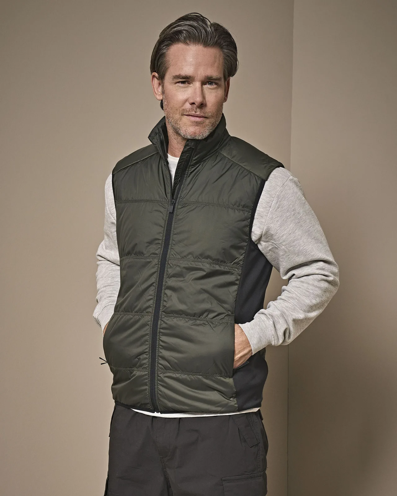 tee-jays-9114-hybrid-stretch-bodywarmer-deepgreen-black-model-0 Tee Jays Hybrid-Stretch Bodywarmer