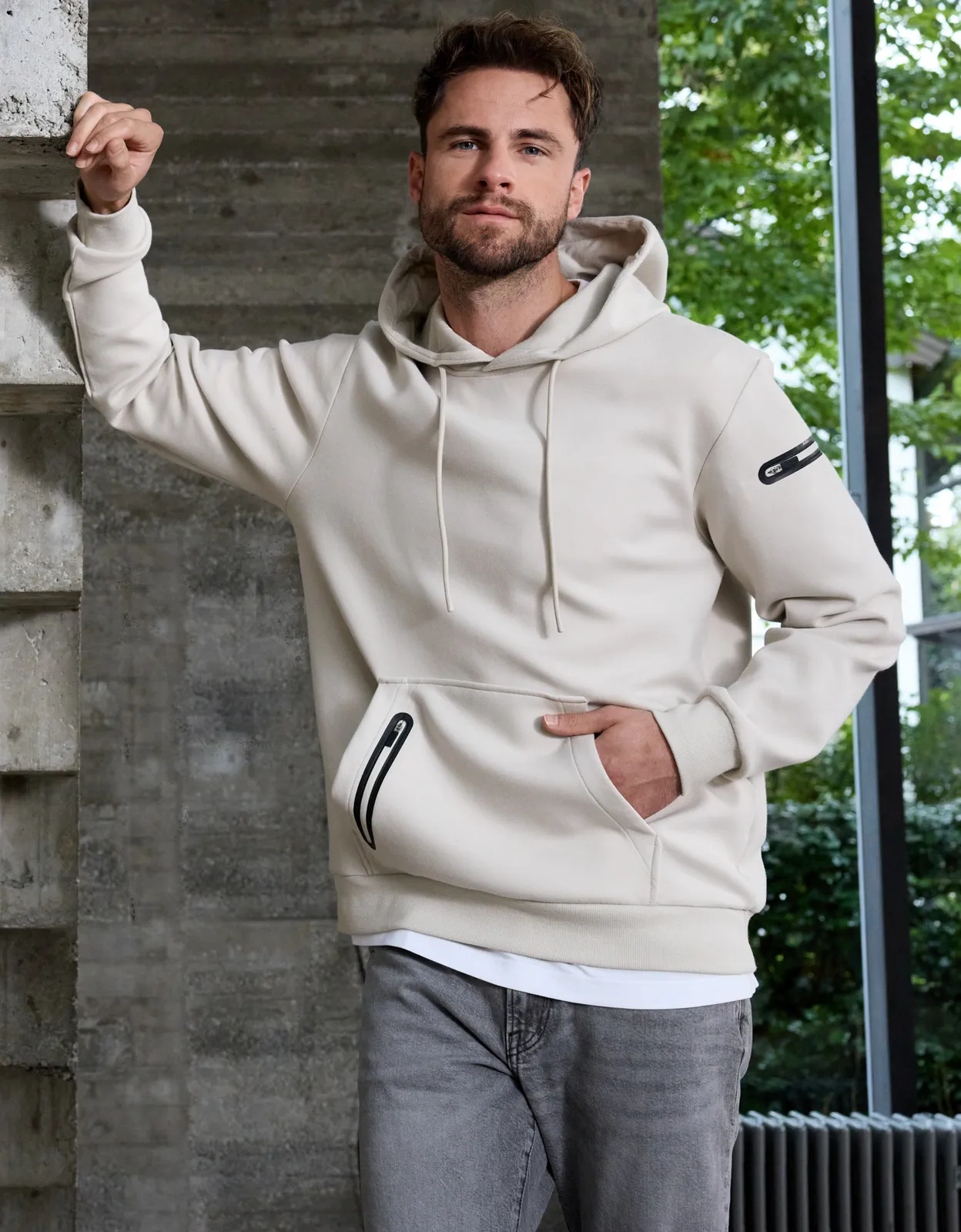 JN8046-mens-hoody-interlock-sandstone-model-1 James & Nicholson Men´s Hoodie Interlock