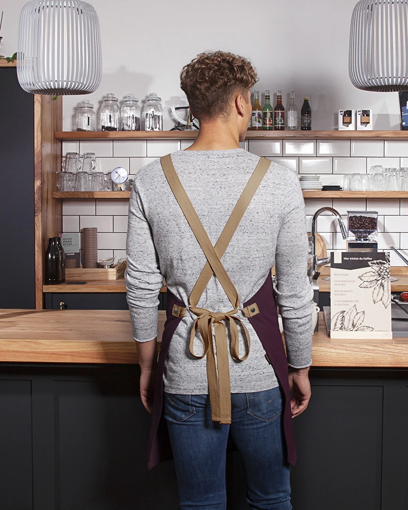 karlowsky-ls38-latzschuerze-urban-look-mit-kreuzbaendern-und-tasche-aubergine-model-1 KARLOWSKY Latzschürze Urban-Look mit Kreuzbändern und Tasche