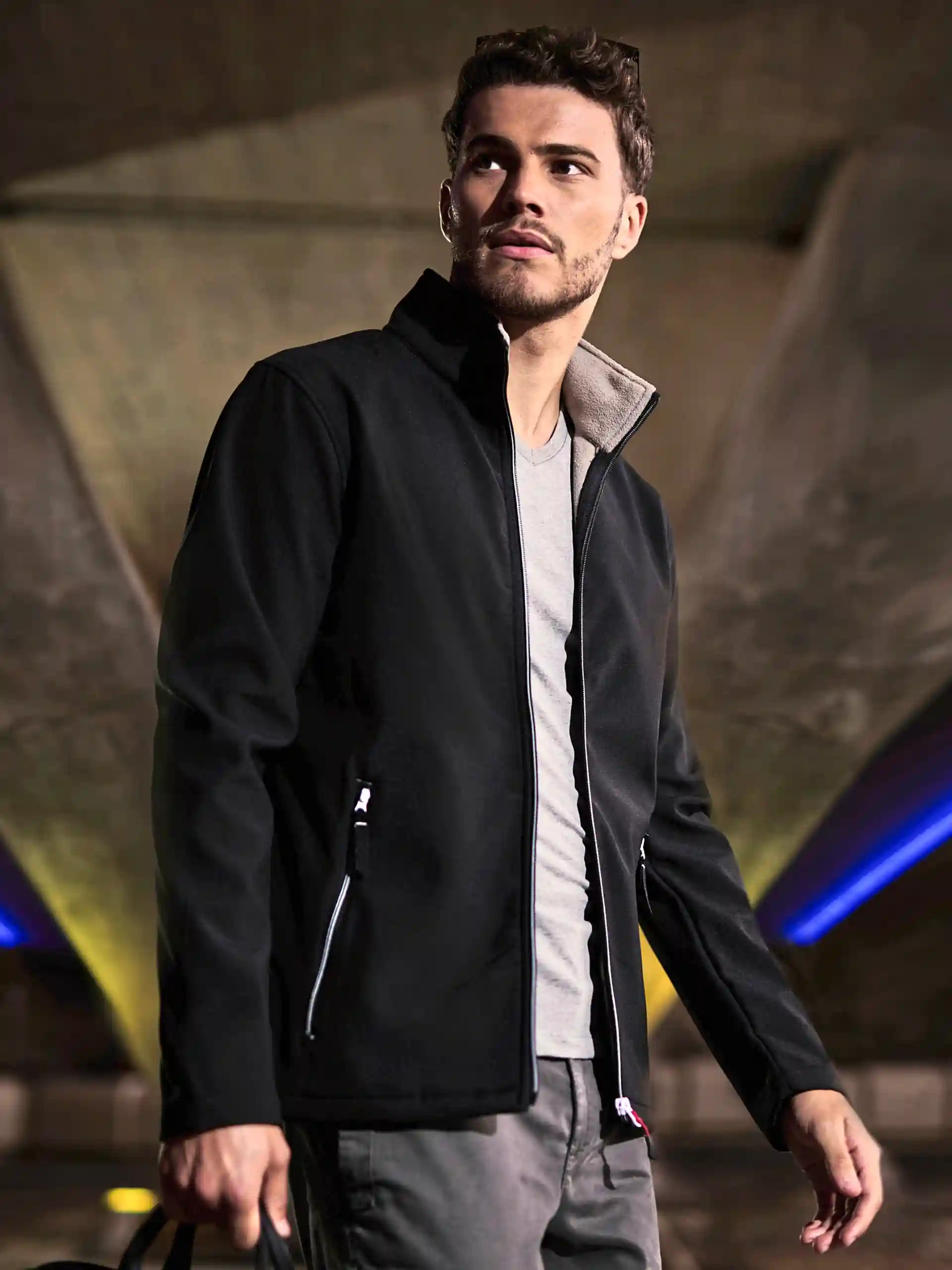 regatta-tra762-ascender-2-layer-softshell-jacket-black-mineral-grey-model-1 Regatta Ascender 2-Layer Softshell Jacket