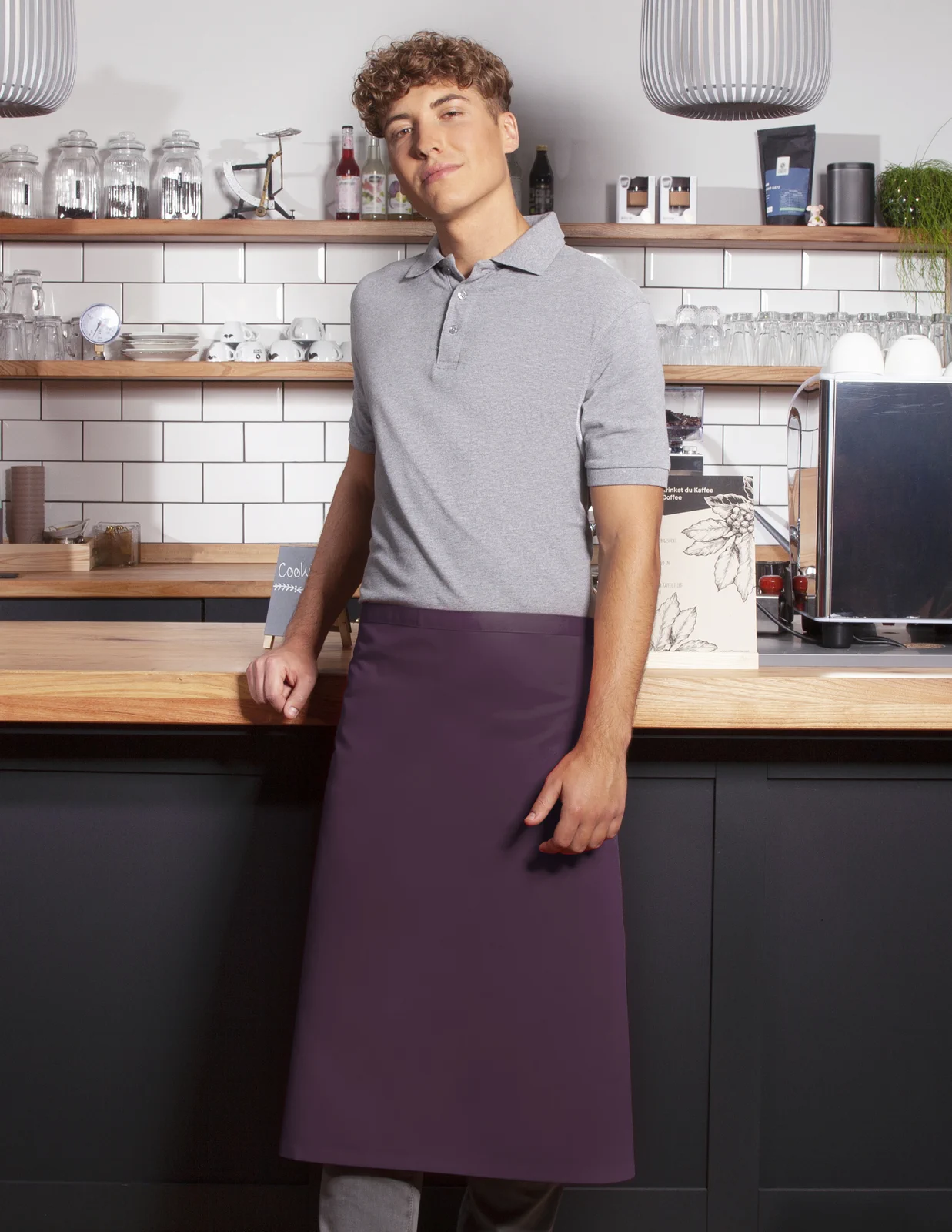 karlowsky-bbss1-bistroschuerze-basic-aubergine-model-1 KARLOWSKY Bistro-Servier-Schürze Basic