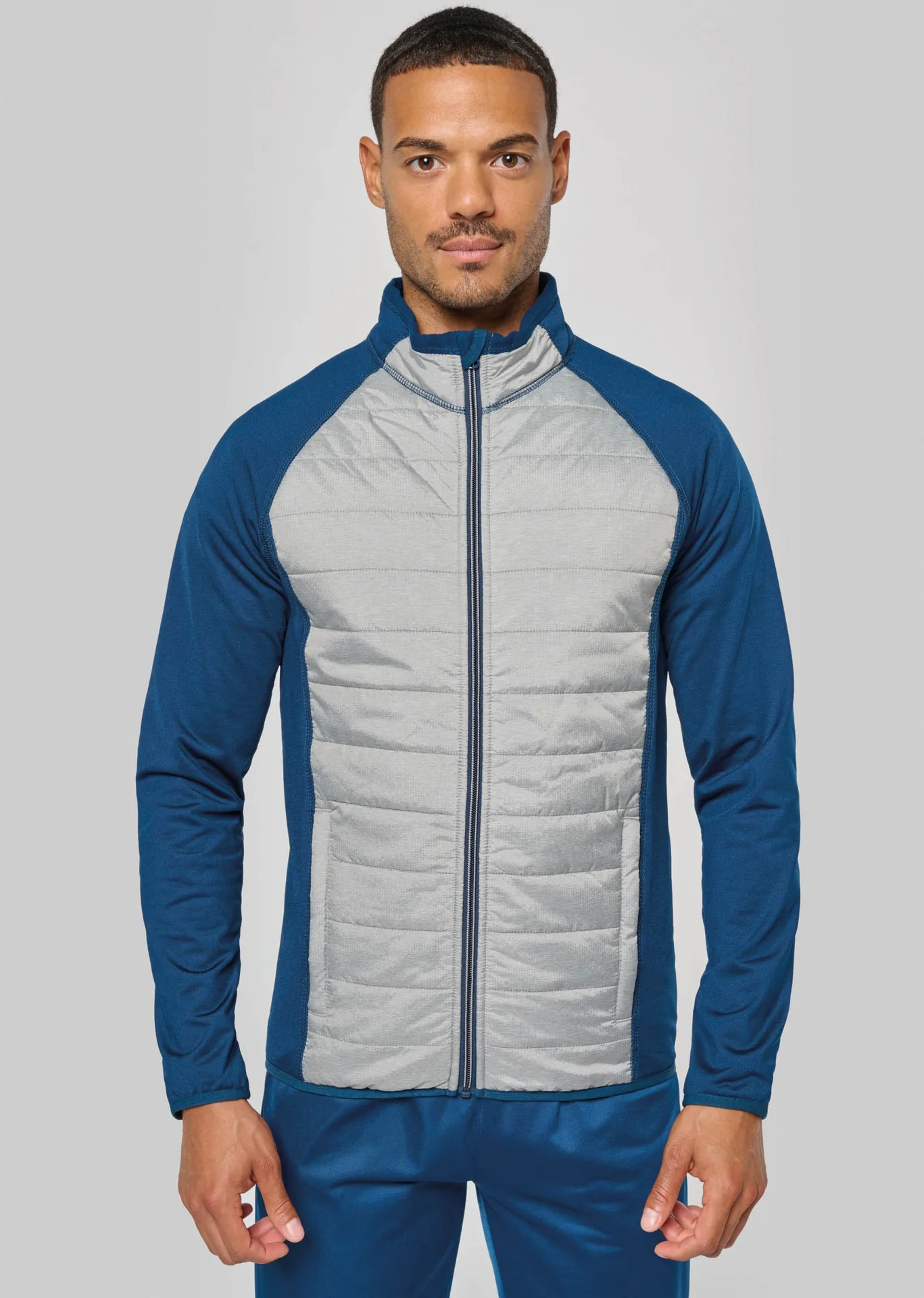 kariban-PA233-sportliche-hybrid-stretch-jacke-marlgrey-sportynavy-model-0 Kariban Sportliche Hybrid Stretch Jacke