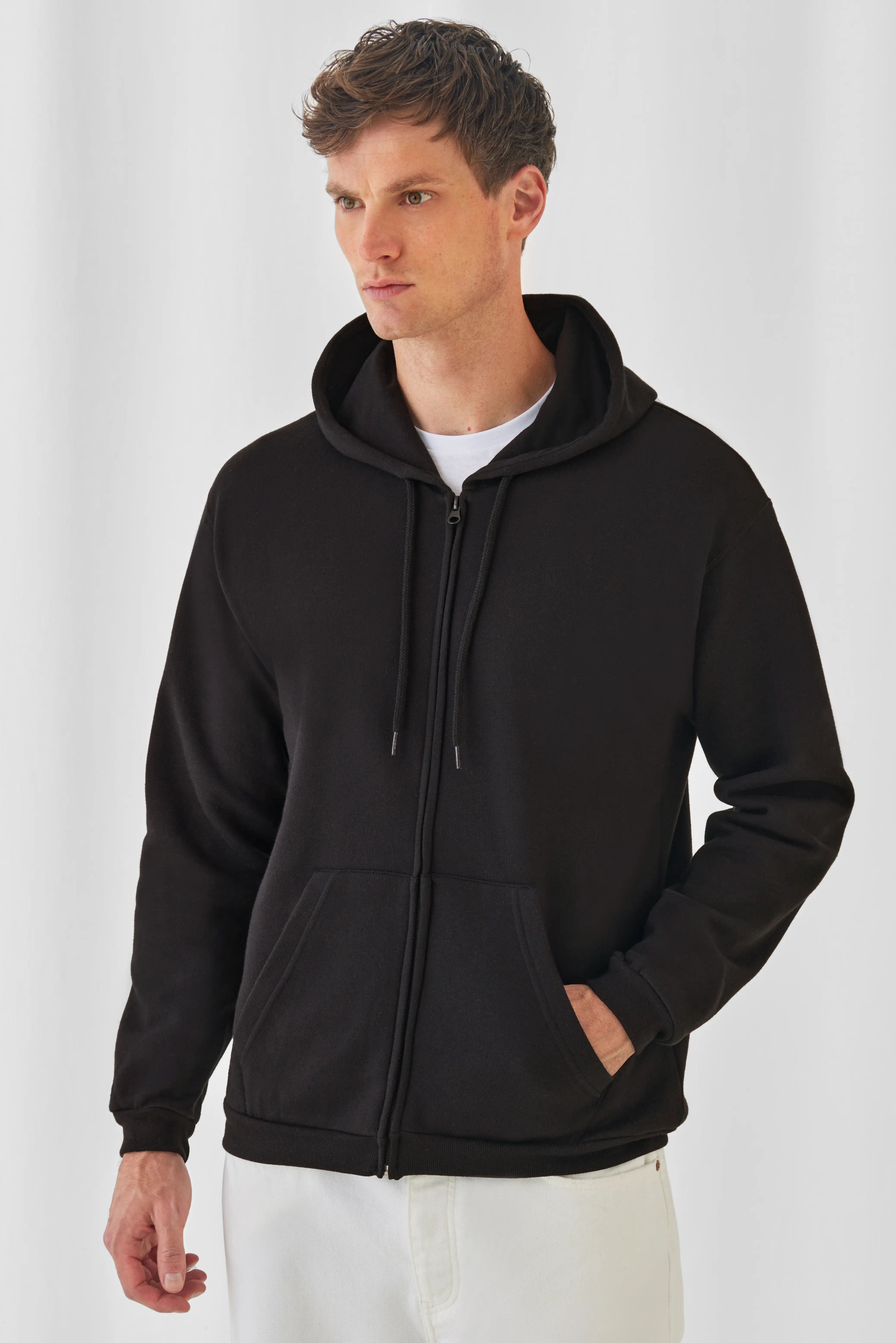 bc-wui25-id205-hoodie-sweat-black-model-1 B&C ID.205 Sweat-Jacket 50/50