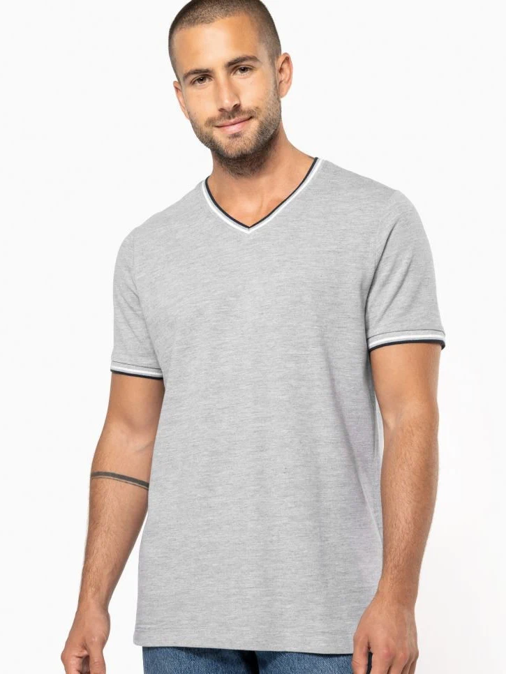 K374-herren-pique-v-ausschnitt-t-shirt-oxfordgrey-navy-white-model-0 Kariban Herren Piqué V-Ausschnitt T-Shirt