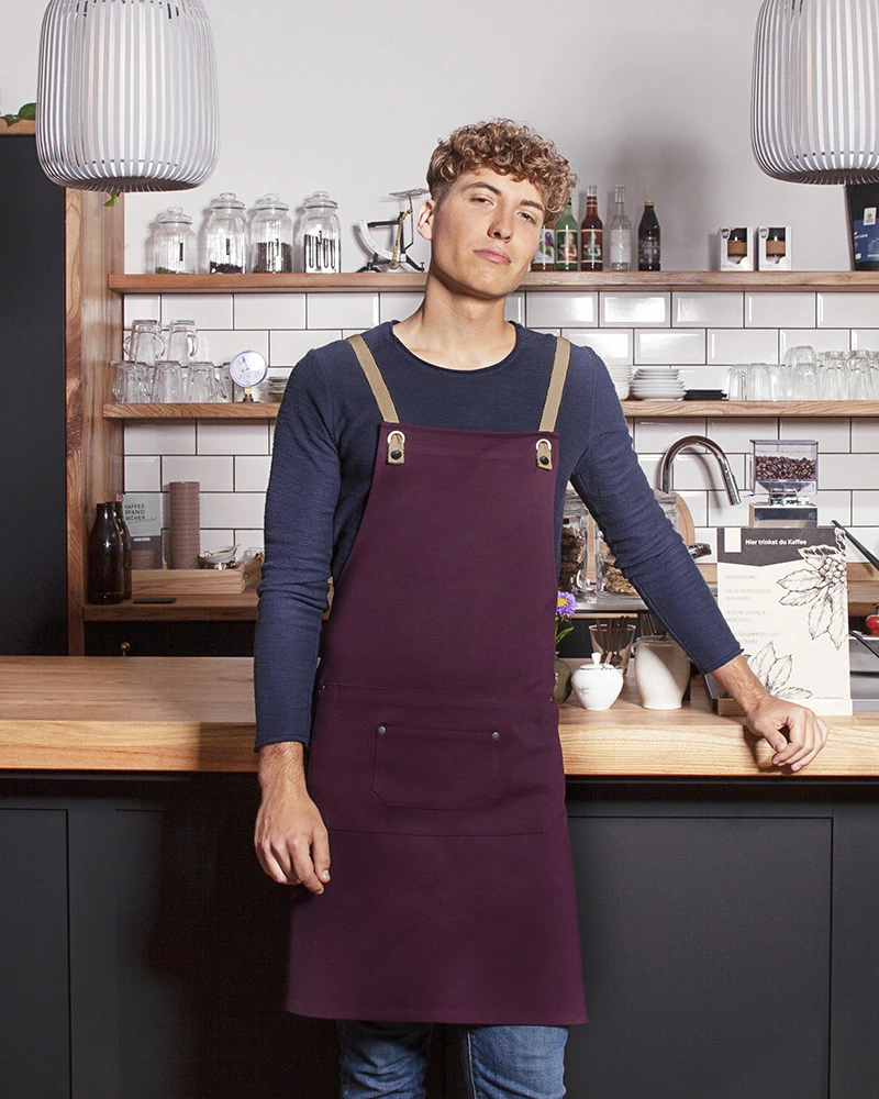 karlowsky-ls39-latzschuerze-urban-nature-mit-kreuzbaendern-und-grosser-tasche-aubergine-model-0 KARLOWSKY Latzschürze Urban-Look mit Kreuzbändern und großer Tasche