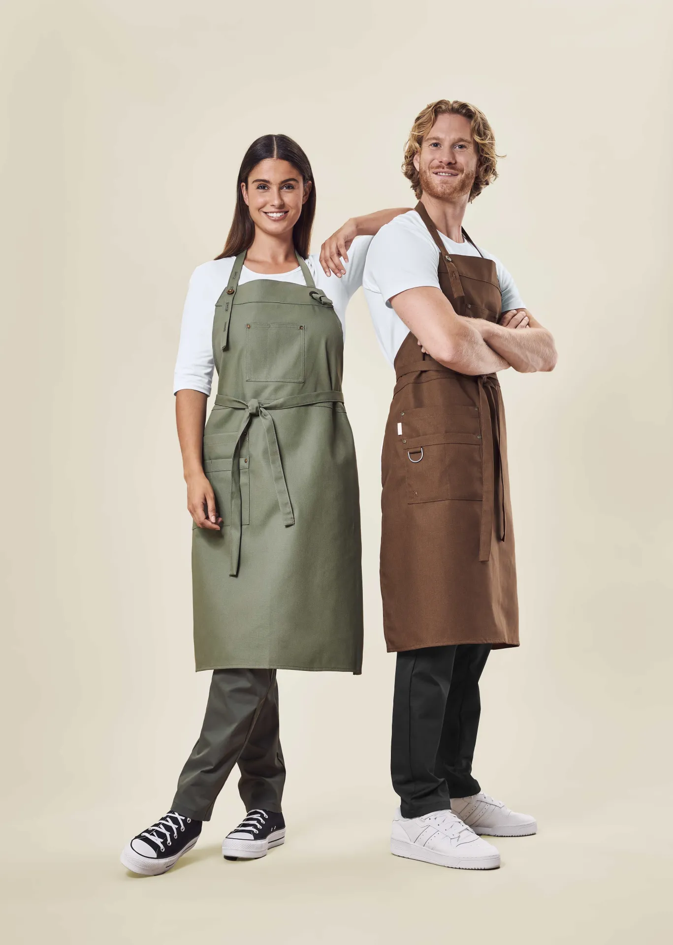 greiff-4049-latzschuerze-canvas-77x95_6425_olivgruen-model-4 GREIFF Latzschürze Canvas