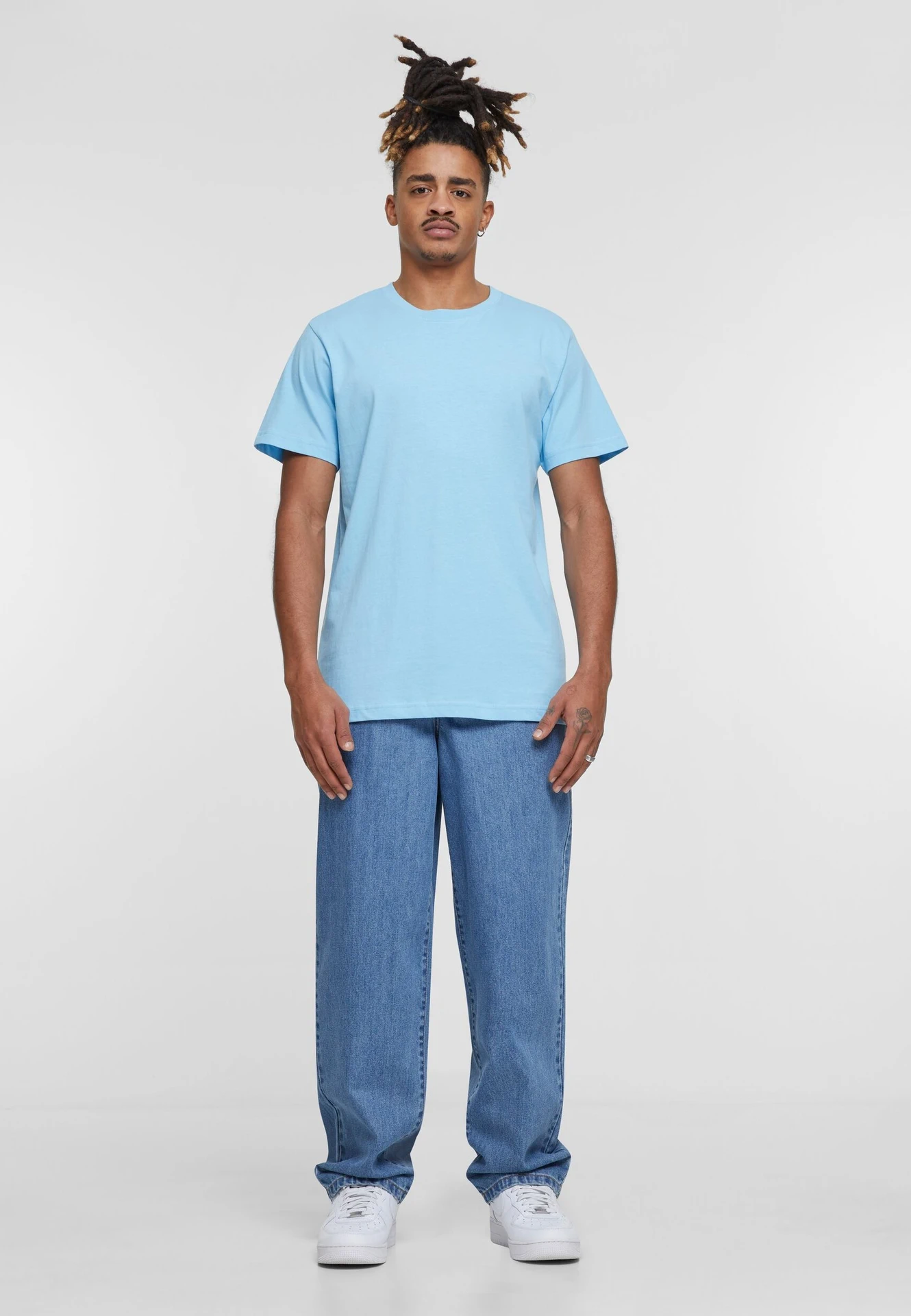 BYB-BY004-t-shirt-round-neck-balticblue-model-3 Build Your Brand T-Shirt Round Neck