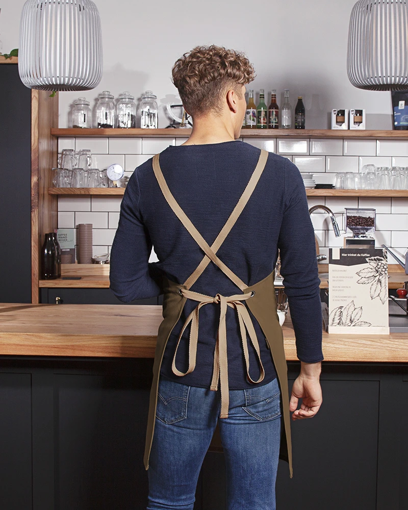 karlowsky-ls39-latzschuerze-urban-nature-mit-kreuzbaendern-und-grosser-tasche-cinnamon-model-1 KARLOWSKY Latzschürze Urban-Look mit Kreuzbändern und großer Tasche