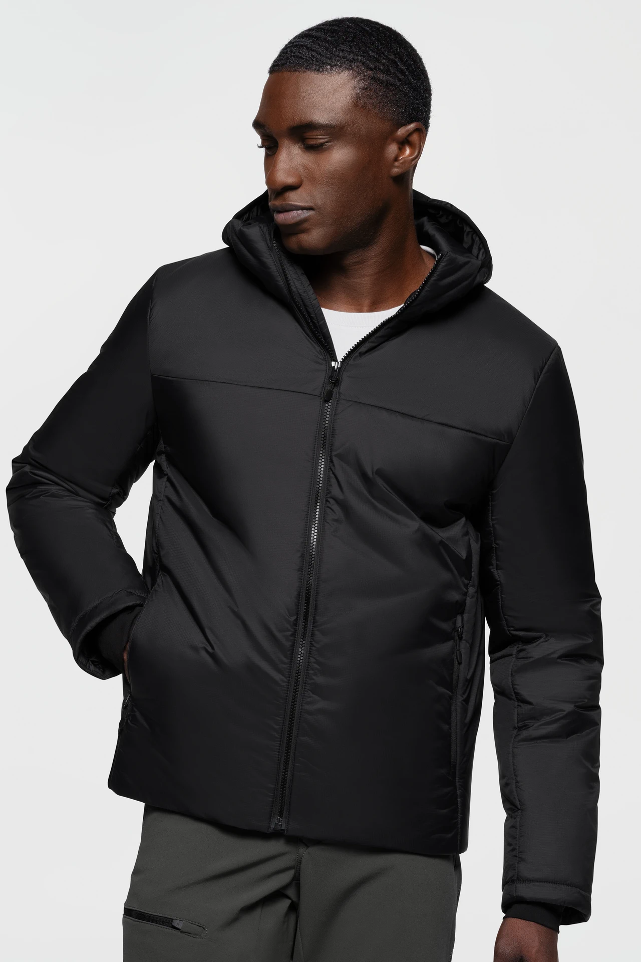 hakro-889-kapuzen-thermo-loftjacke-schwarz-model-0 HAKRO Kapuzen-Thermo-Loftjacke 889