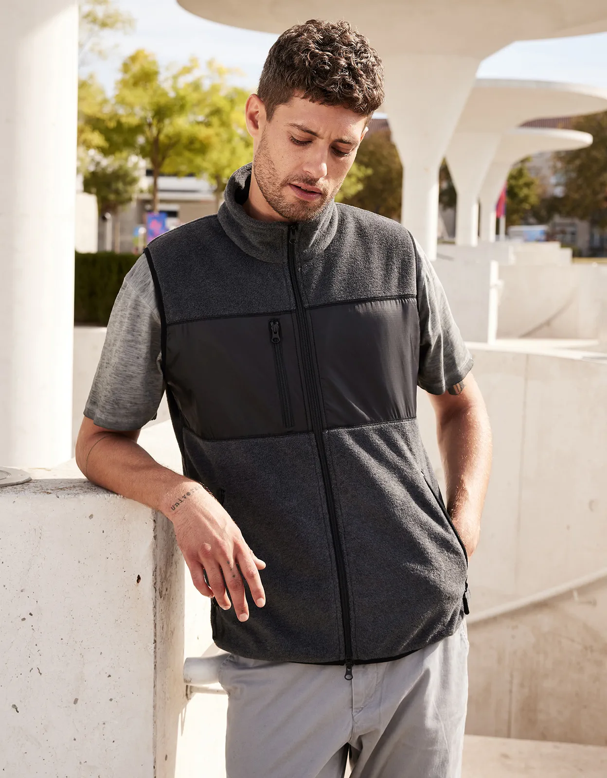 jn1310-mens-fleece-vest-model-1 James & Nicholson Men´s Fleece Vest