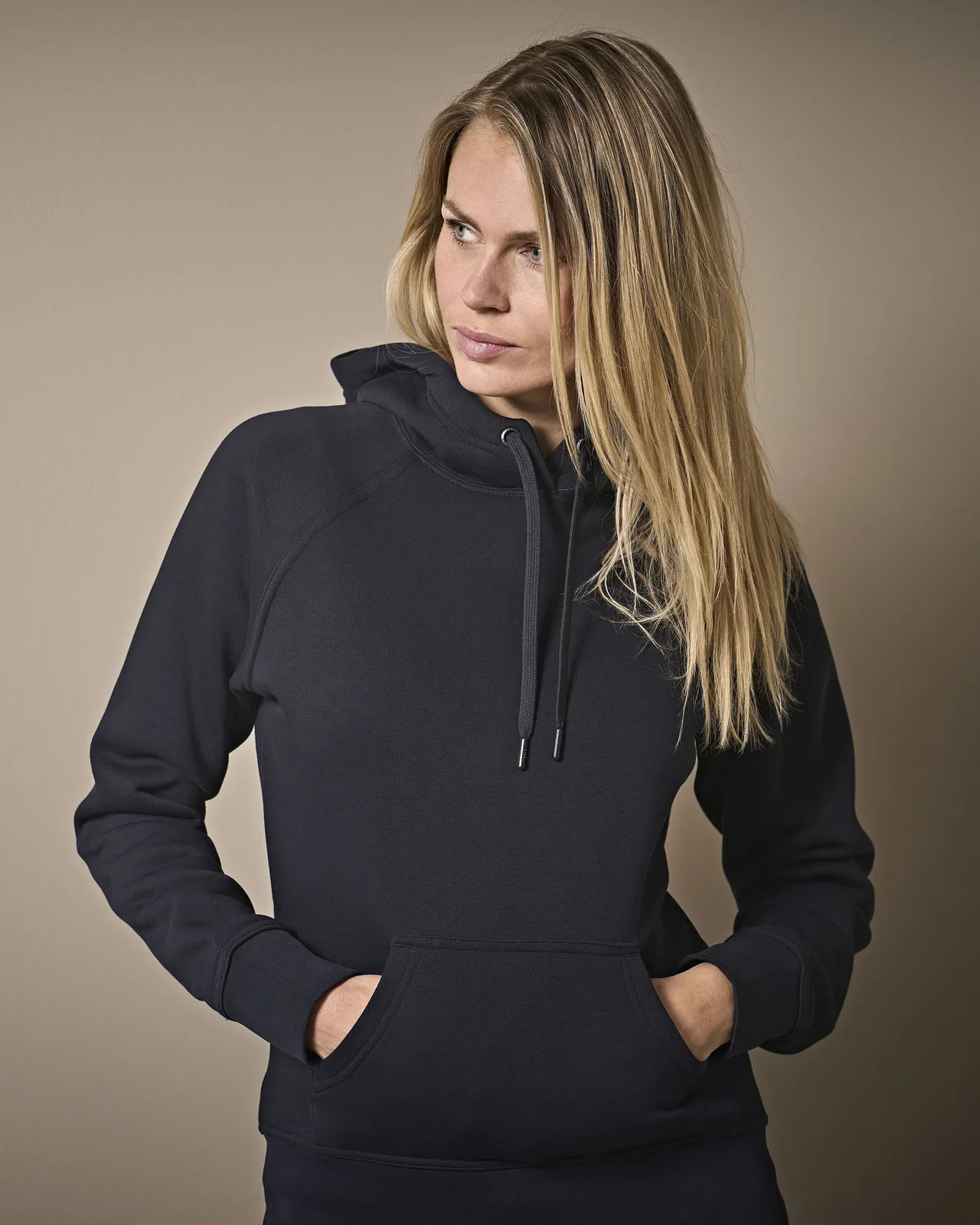 tee-jays-5431-womens-hooded-sweatshirt-navy-model-0 Tee Jays Women´s Hooded Sweatshirt