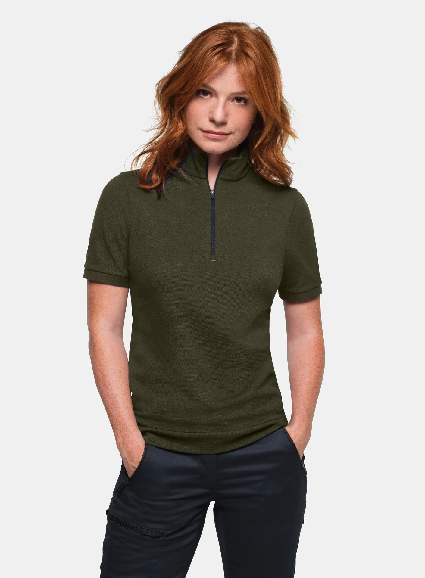 hakro-334-damen-zip-shirt-pique-mikralinar-eco-olive-model-0 HAKRO Damen Zip-Shirt 334 Piqué MIKRALINAR® ECO