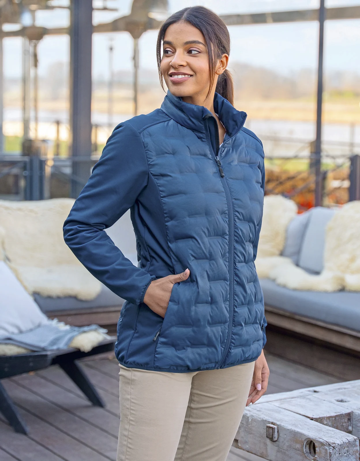 karlowsky-jf6-damen-fleece-hybrid-jacket-navy-model-0 KARLOWSKY Damen Fleece-Hybrid Jacket
