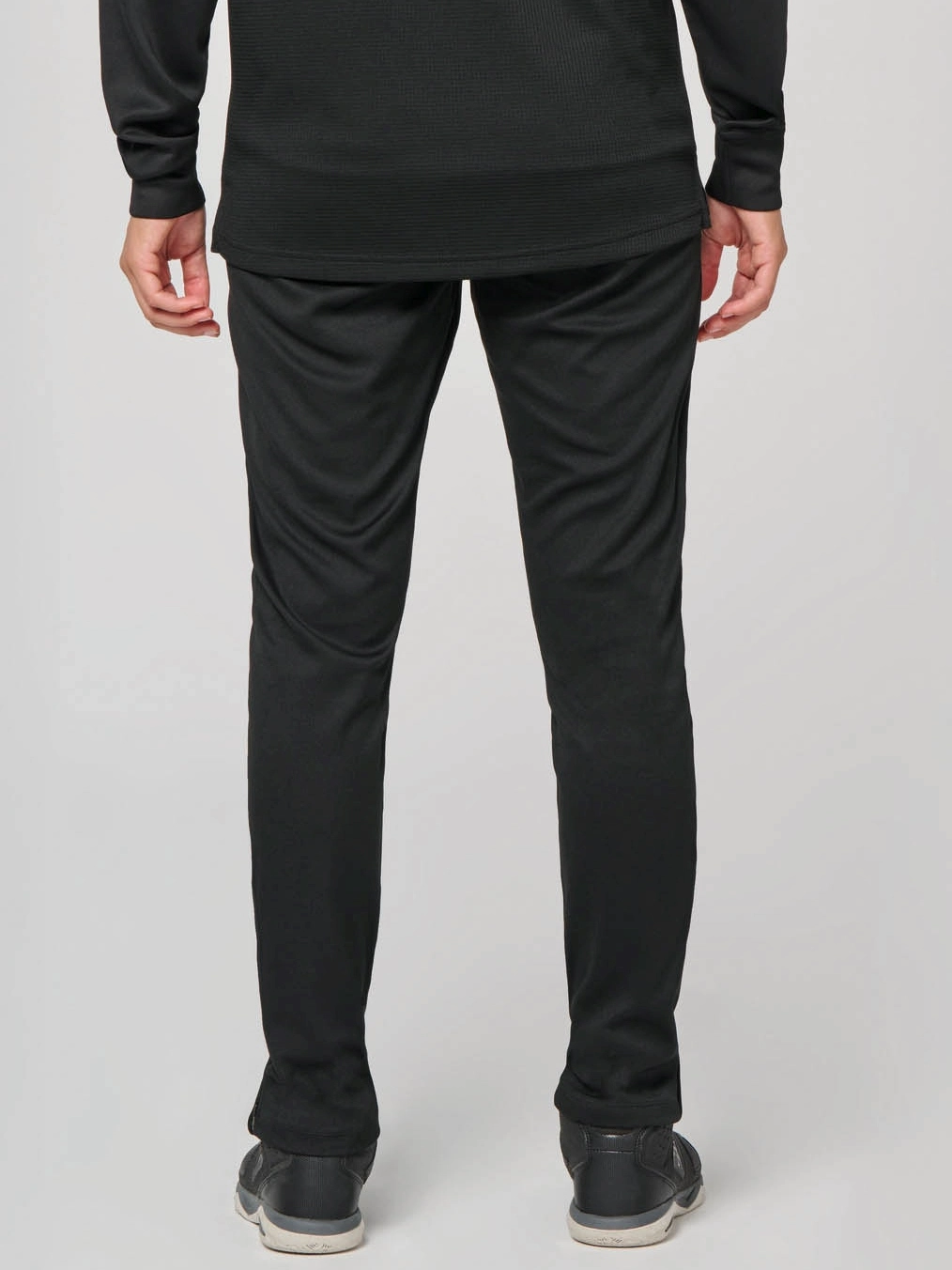 kariban-PA1042-trainingshose-premium-black-model-1 Kariban Trainingshose "Premium"