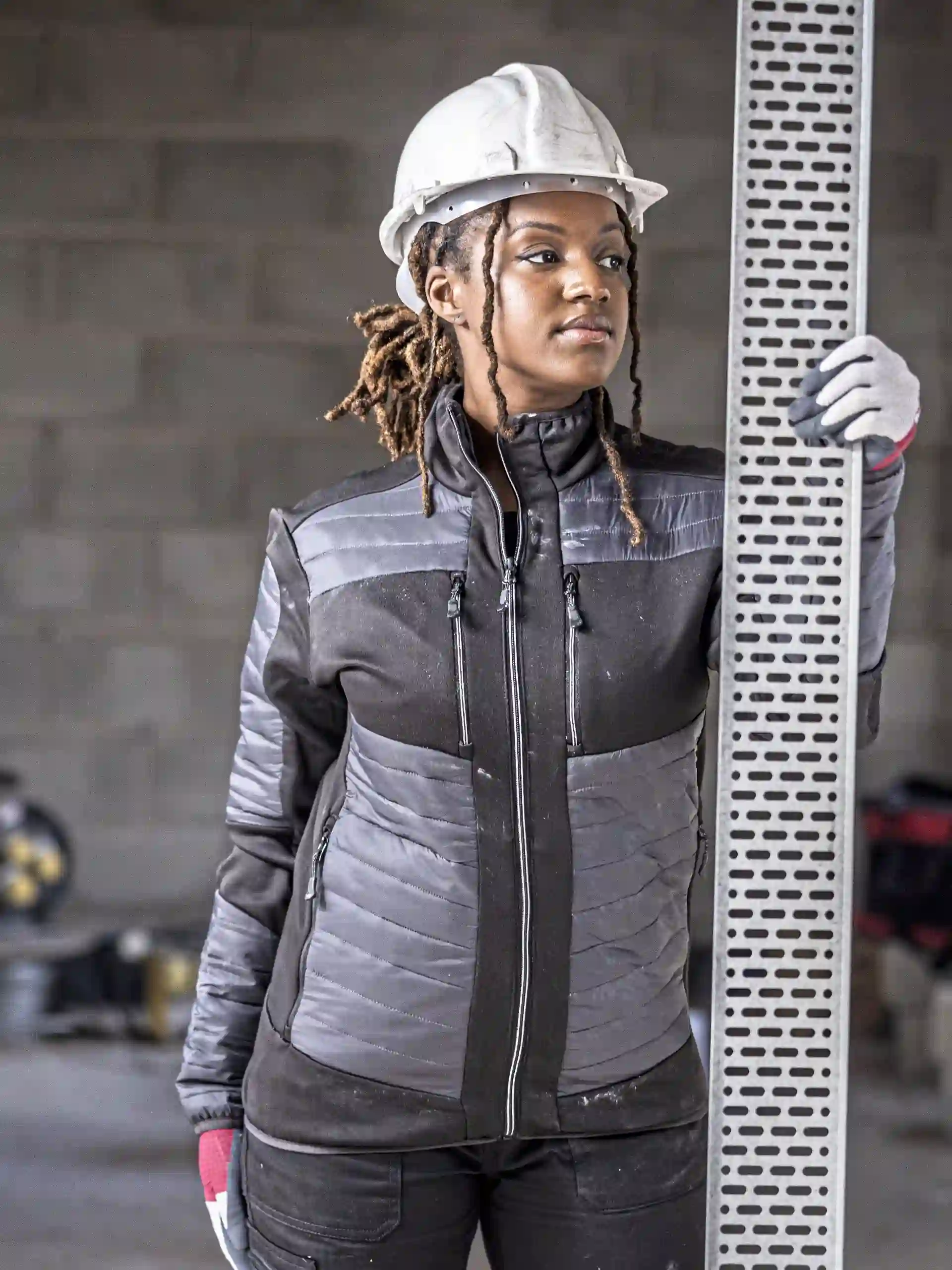 regatta-tra563-e-volve-unisex-thermal-hybrid-jacket-mineral-grey-ash-model-1 Regatta E-volve Unisex Thermal Hybrid Jacket