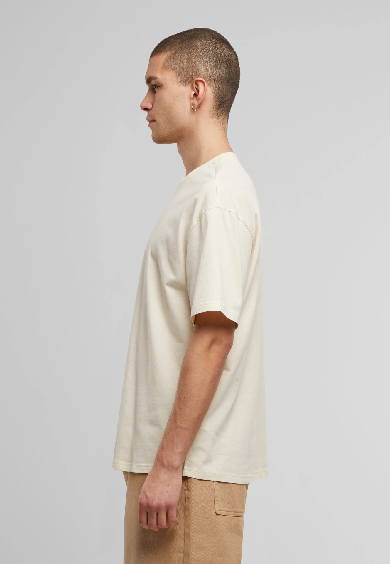 BYB-BB035-light-basic-loose-t-shirt-whitesand-model-1 Build Your Brand Light Basic Loose Tee