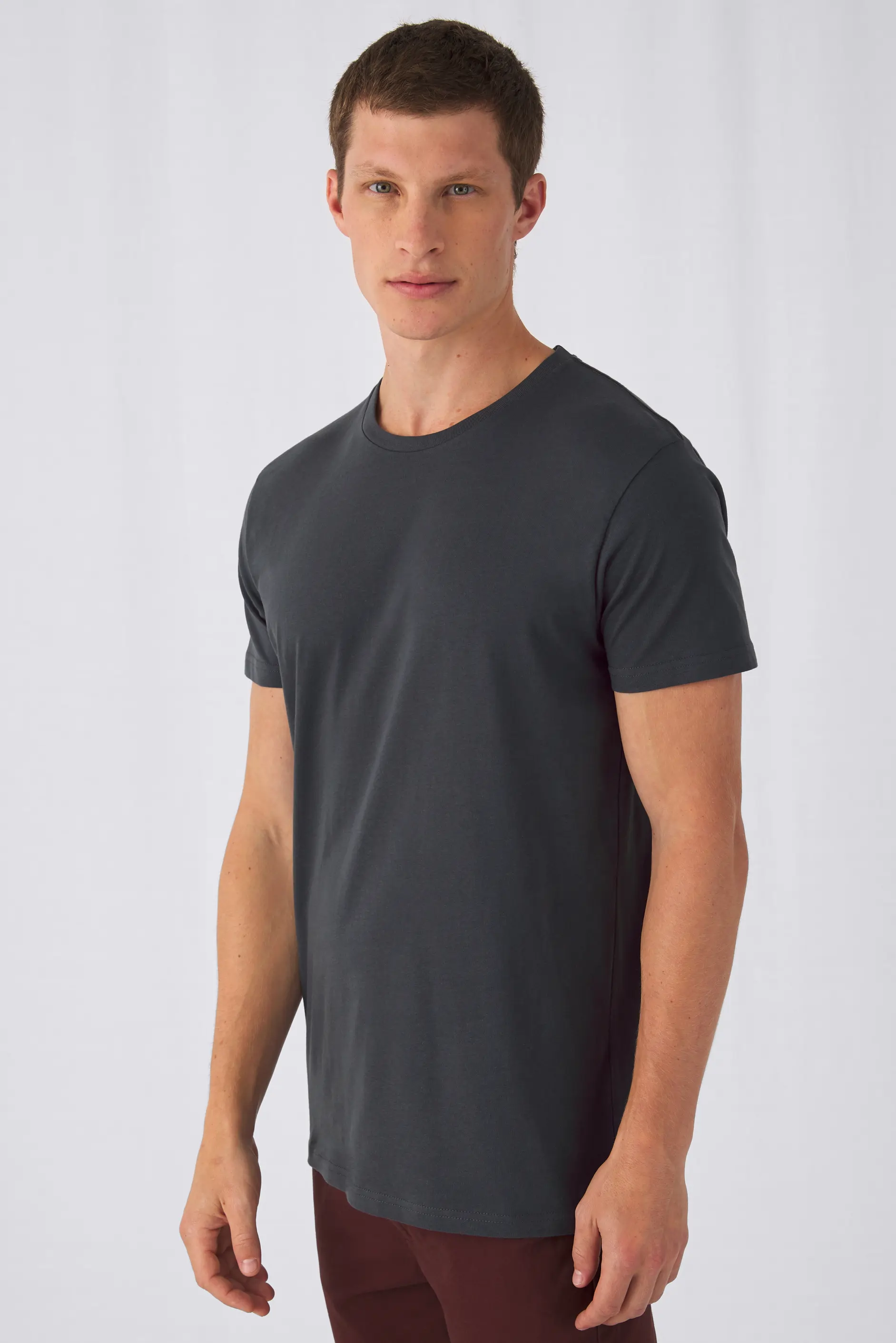 bc-tm048-inspire-plus-t-shirt-men-dark-grey-model-1 B&C Inspire Plus T Men