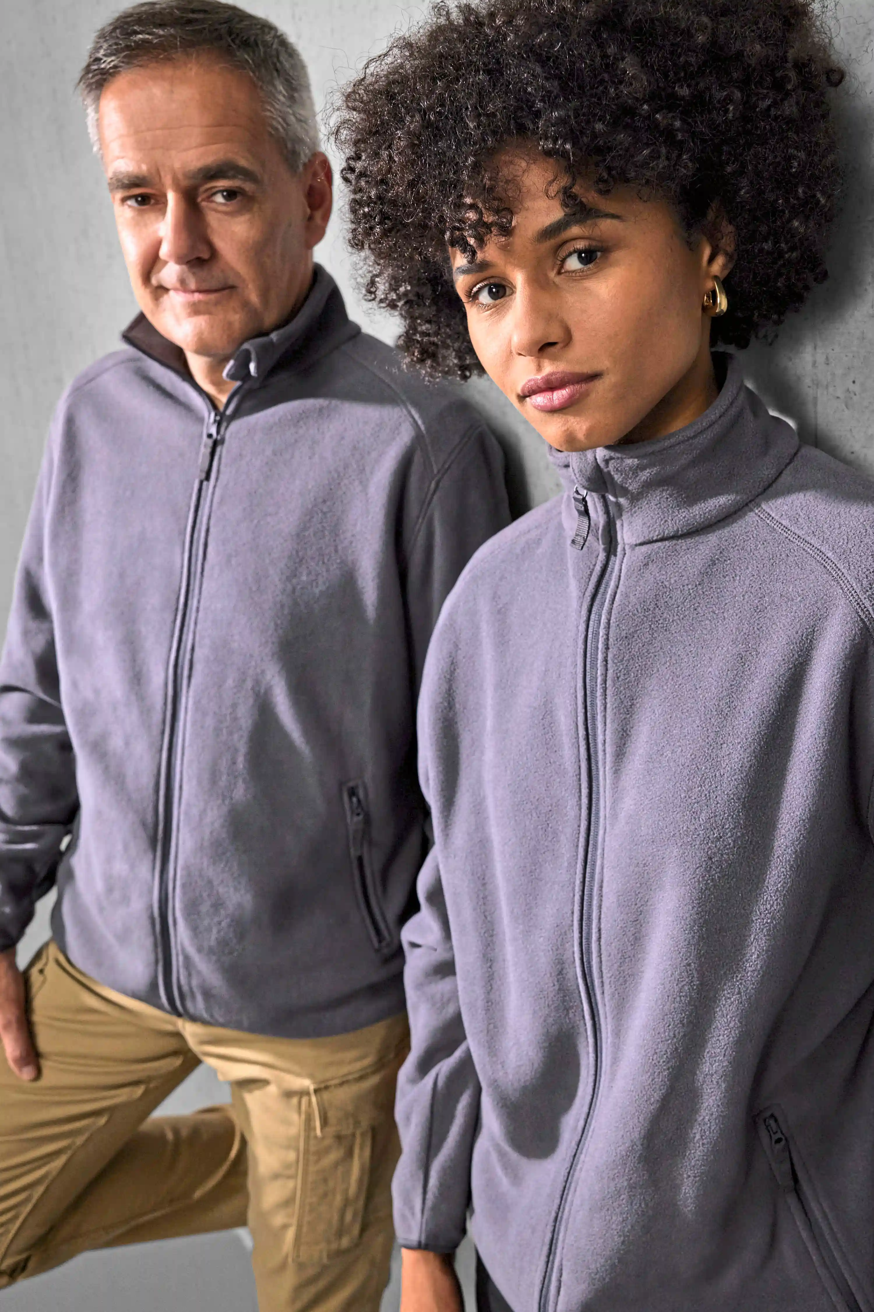 bc-fg001-reset-polar-fleece-darkgrey-model-1 B&C #Reset Polar Fleece