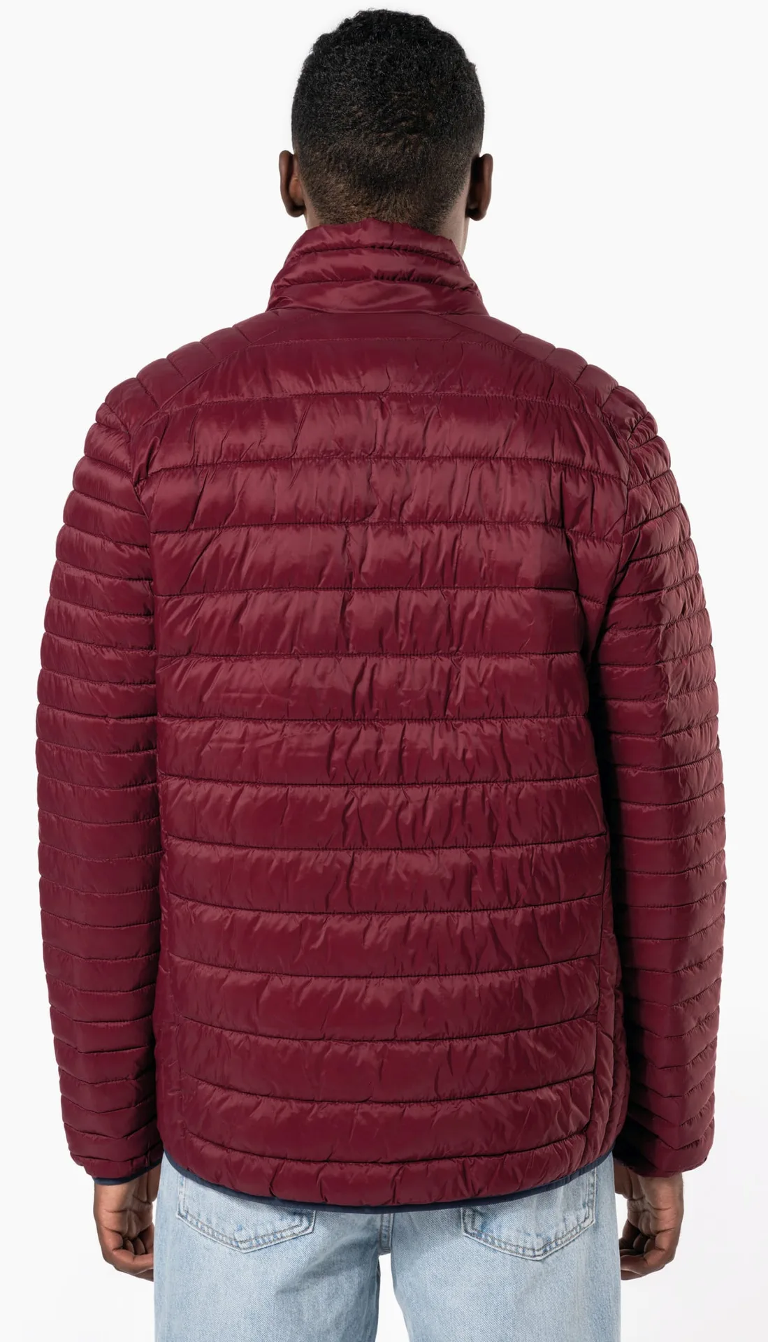 kariban-K6120-leichte-herren-steppjacke-wine-model-1 Kariban Leichte Herren Steppjacke