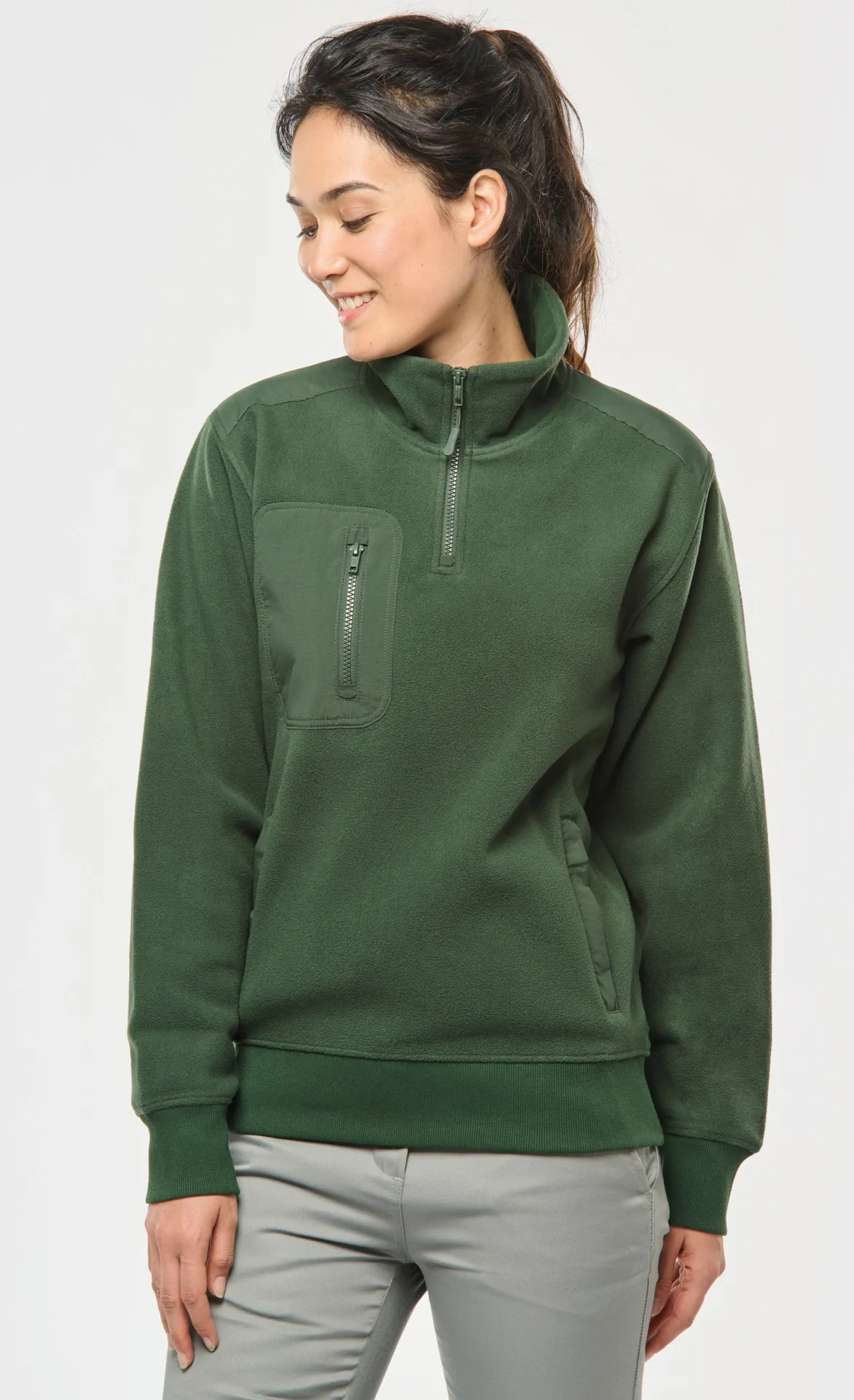 kariban-WK905-workwear-fleece-mit-viertel-zip-forestgreen-model-1 Kariban Workwear Fleece mit 1/4 Zip