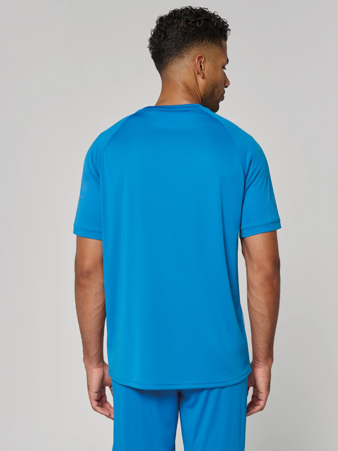 kariban-PA4047-unisex-sport-shirt-mit-farbverlauf-sportyroyalblue-model-2 Kariban Unisex Sport Shirt mit Farbverlauf