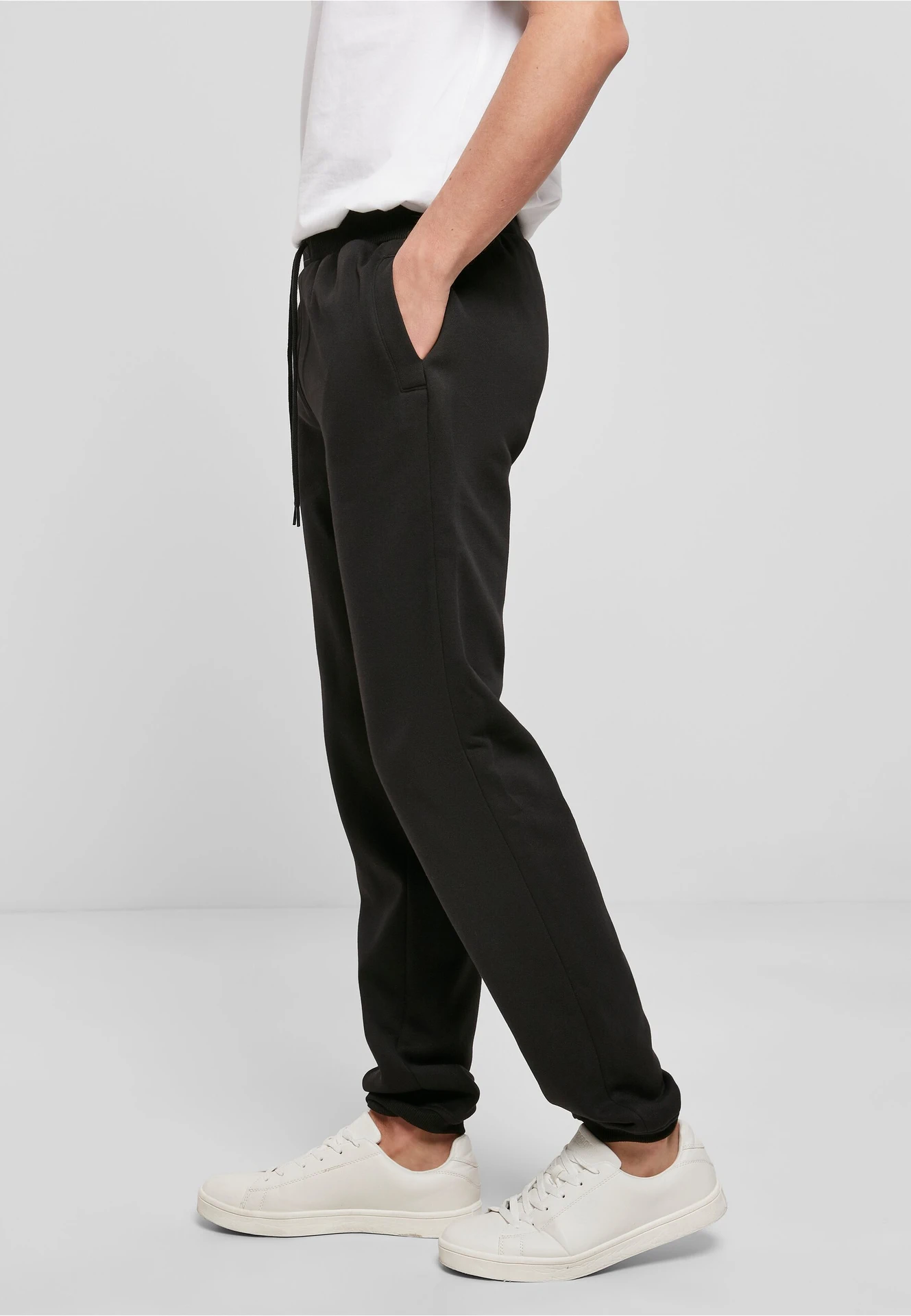 BYB-BY014-heavy-sweatpants-black-model-1 Build Your Brand Heavy Sweatpants