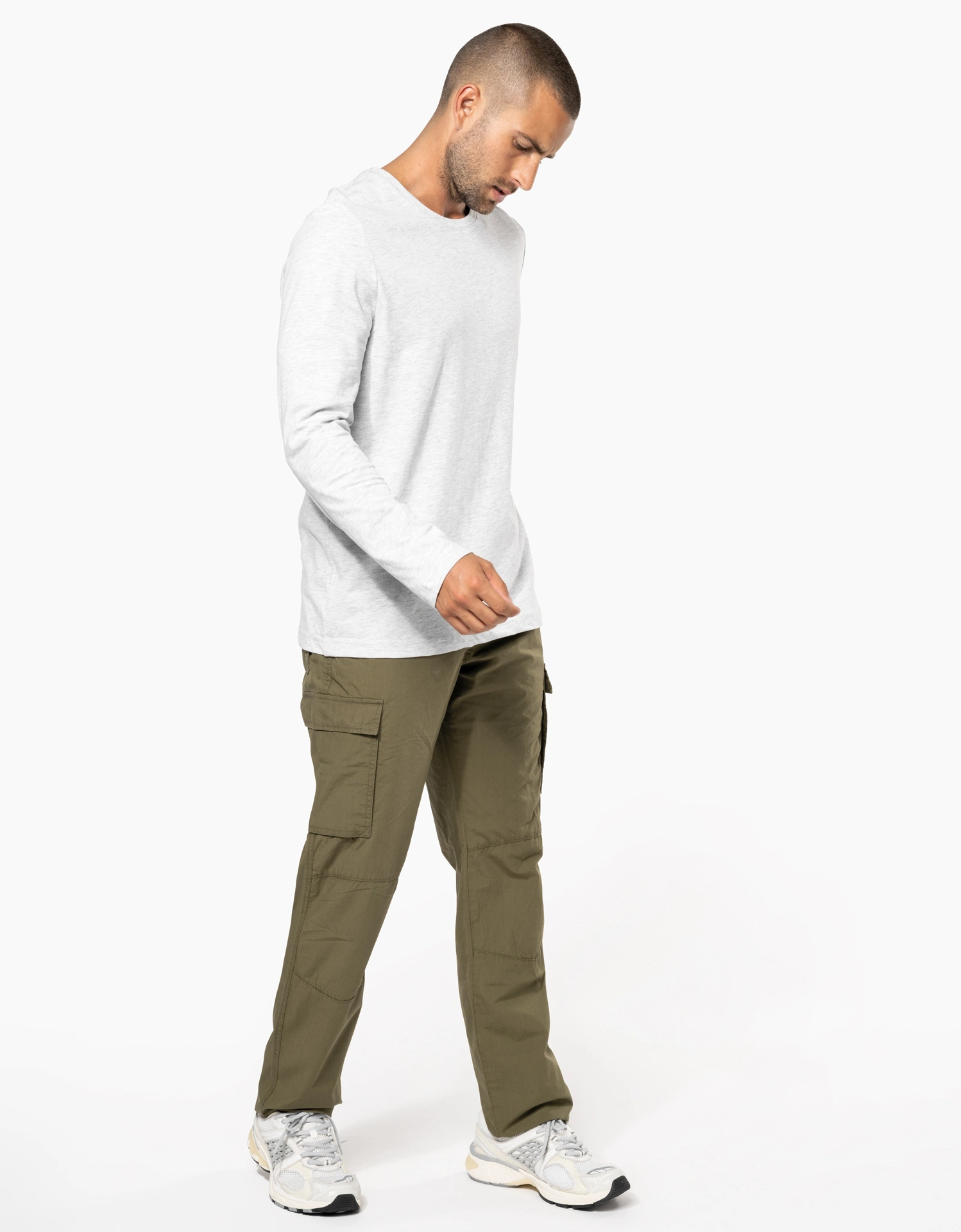 kariban-K745-herren-hose-lightkhaki-model-2 Kariban Leichte Herrenhose mit mehreren Taschen