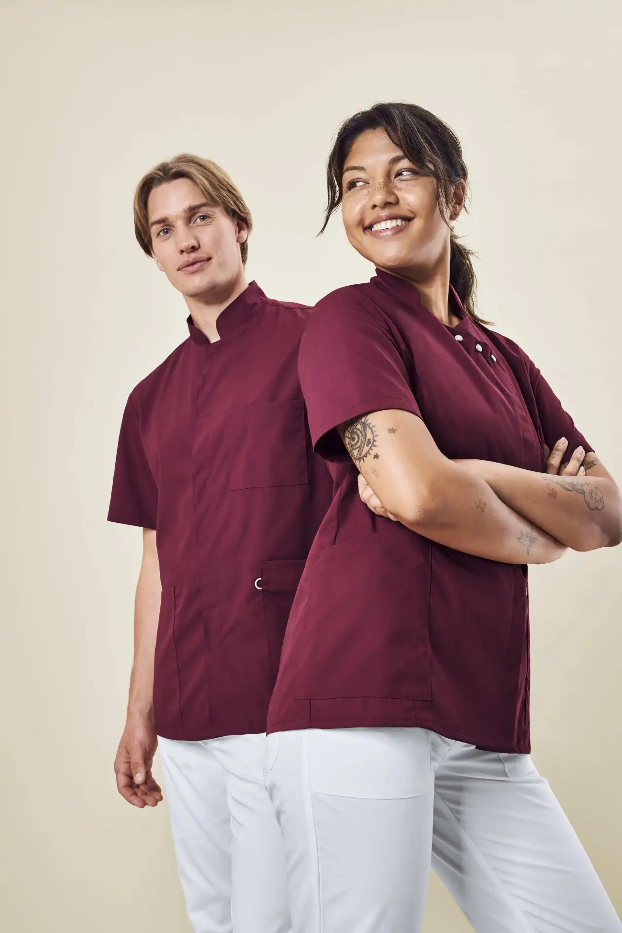 greiff-5006-unisex-kasack-rf_6560_bordeaux-model-1 GREIFF Unisex Kasack mit Stehkragen