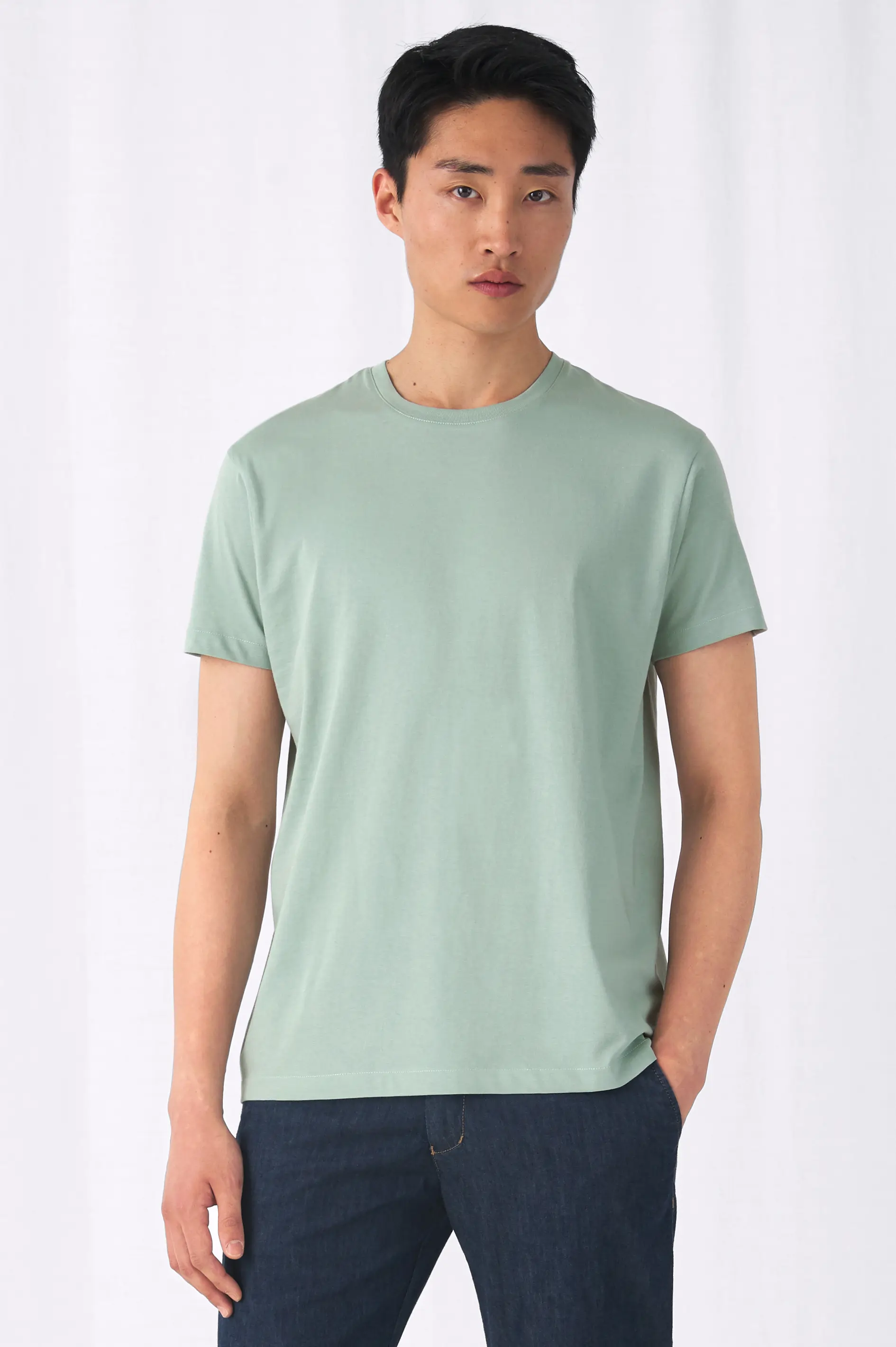 bc-tu01b-hashtagorganic-e150-t-shirt-sage-model-1 B&C #Inspire E150_° T-Shirt