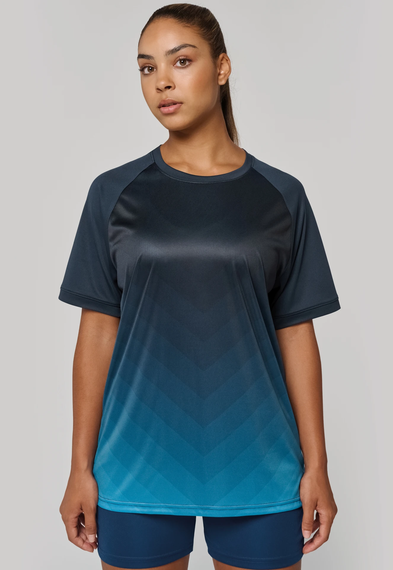 kariban-PA4047-unisex-sport-shirt-mit-farbverlauf-navy-model-1 Kariban Unisex Sport Shirt mit Farbverlauf