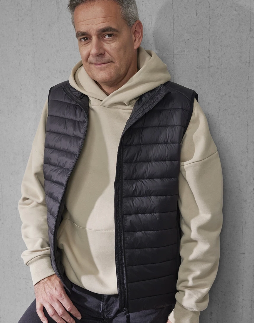 bc-jg002-reset-bodywarmer-black-model-1 B&C #Reset Bodywarmer